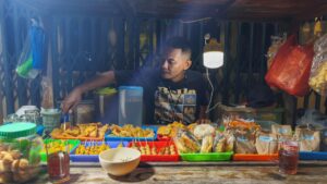 Pedagang angkringan mendapat KUR dari BRI. Penyaluran KUR BRI konsisten memperkuat sektor produktif, UMKM, dan ketahanan ekonomi nasional. /BRI