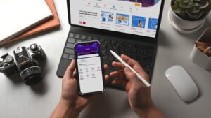 Nasabah menggunakan BRImo. Pertumbuhan pengguna dan transaksi BRImo memperkuat transformasi digital BRI serta menopang kinerja bisnis berkelanjutan. /BRI