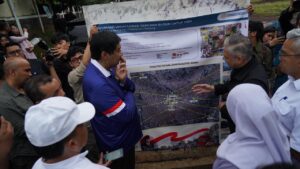 Menteri Perumahan dan Kawasan Permukiman (PKP) Maruarar Sirait bersama Wali Kota Bandung Farhan meninjau lokasi yang akan dijadikan area pembangunan rumah susun subsidi di kawasan Sadang Serang, Kota Bandung, Kamis (12/2/2026). Rusun subsidi Bandung 1.208 unit segera dibangun, kolaborasi pusat dan daerah diperkuat. /Kementerian PKP