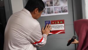 Menteri Perumahan dan Kawasan Permukiman (PKP) Maruarar Sirait meninjau pelaksanaan program Gotong Royong Merenovasi Rumah Merah Putih di Jalan Cibuntu Selatan, Kota Bandung, Jumat (13/2/2026). Kolaborasi pemerintah dan CSR percepat renovasi RTLH melalui program gentengnisasi 2026. /Kementerian PKP