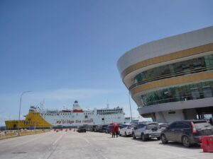 Mobil menunggu giliran masuk ke dalam kapal Ferry. Libur Imlek tingkatkan arus penyeberangan, ASDP siaga hadapi cuaca ekstrem. /ASDP