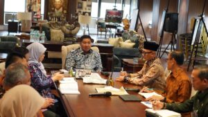 Pertemuan Menteri Perumahan dan Kawasan Permukiman (PKP) Maruarar Sirait, Gubernur Lampung Rahmat Mirzani Djausal, dan Direktur Utama PT Permodalan Nasional Madani (PNM) Arief Mulyadi di Jakarta. PKP dan Lampung kolaborasi tangani kemiskinan, kawasan kumuh, dan ekonomi warga. /PKP