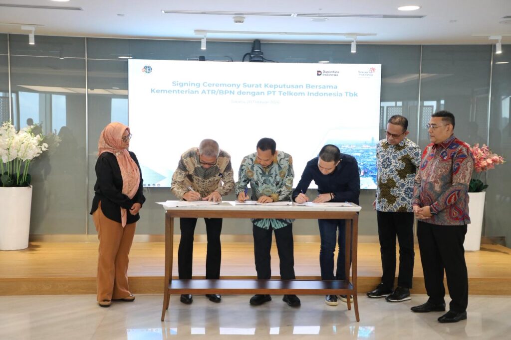 Penandatanganan surat keputusan bersama antara Kementerian Agraria dan Tata Ruang/Badan Pertanahan Nasional (ATR/BPN) bersama PT Telkom Indonesia. ATR/BPN dan Telkom bentuk Satgas percepat sertipikasi dan penyelamatan aset tanah. /BPN