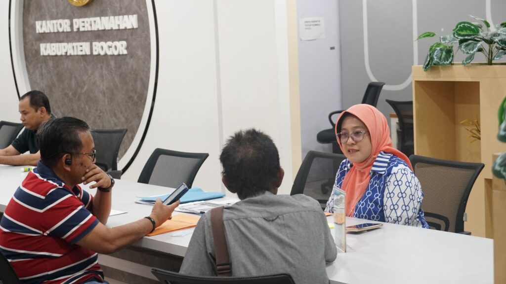 Petugas sedang melayani warga yang menggunakan Pelayanan Tanah Akhir Pekan (Pelataran). Pelataran ATR/BPN tetap buka Ramadan, layani pertanahan akhir pekan normal. /BPN