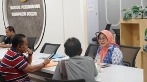 Petugas sedang melayani warga yang menggunakan Pelayanan Tanah Akhir Pekan (Pelataran). Pelataran ATR/BPN tetap buka Ramadan, layani pertanahan akhir pekan normal. /BPN