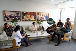 Menteri Perumahan dan Kawasan Permukiman (PKP) Maruarar Sirait menggelar pertemuan dengan Wakil Wali Kota Batam Li Claudia serta Anggota DPR Meireza Endipat Wijaya di Jakarta, Senin (23/2/2026). PKP tegaskan bantuan perumahan Batam harus sesuai aturan berbasis data. /PKP