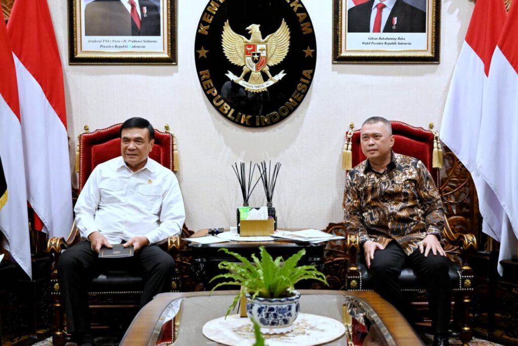 Menteri Perhubungan Dudy Purwagandhi bertemu Menteri Koordinator Bidang Politik dan Keamanan Djamari Chaniago di Jakarta, Selasa (24/2/2026). Menhub dan Menkopolkam perkuat keamanan transportasi hadapi mudik Lebaran 2026. /BKIP Kemenhub-Ika.