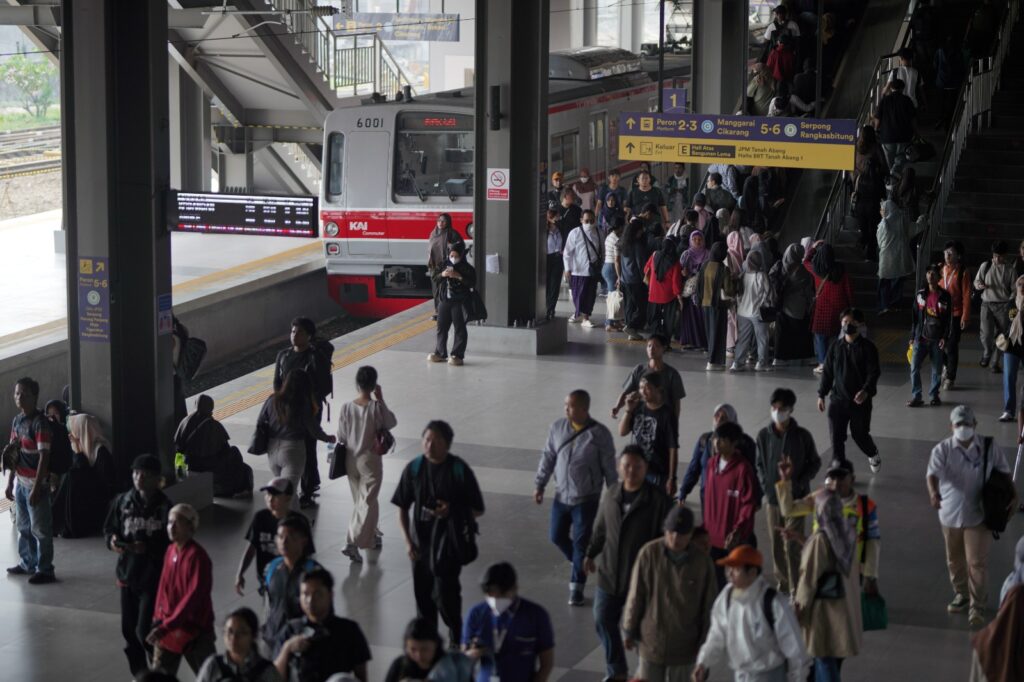Pergerakan penumpang di Stasiun Tanah Abang. Kepadatan KRL Ramadan bergeser lebih pagi dan menjelang berbuka puasa. /KAI.