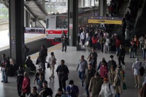 Pergerakan penumpang di Stasiun Tanah Abang. Kepadatan KRL Ramadan bergeser lebih pagi dan menjelang berbuka puasa. /KAI.