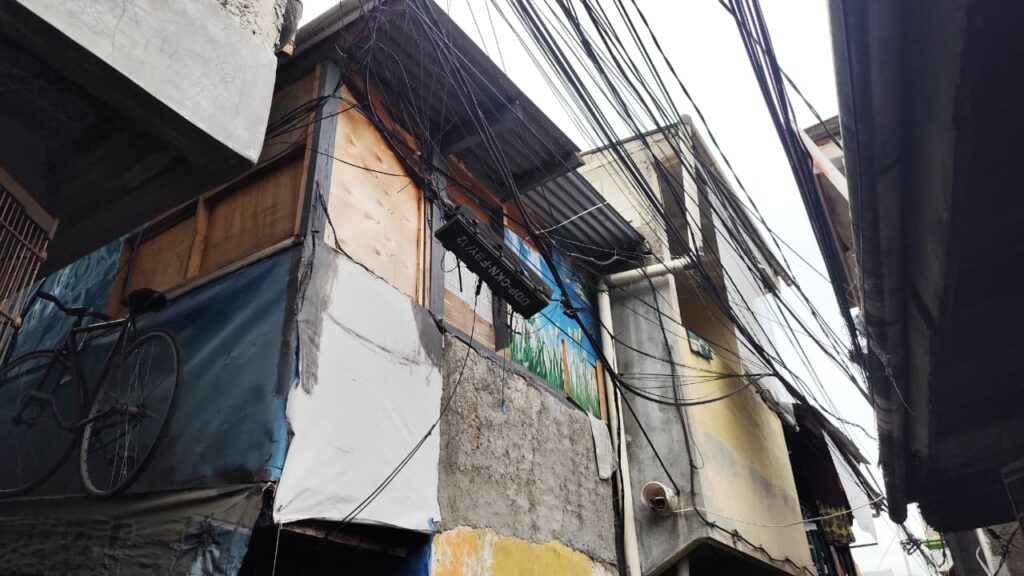 Salah satu rumah kawasan padat penduduk di Menteng Tenggulun, Jakarta Pusat. Kementerian Perumahan dan Kawasan Permukiman (PKP) mulai Gentengisasi Menteng Tenggulun, renovasi rumah dan penguatan ekonomi warga. /PKP