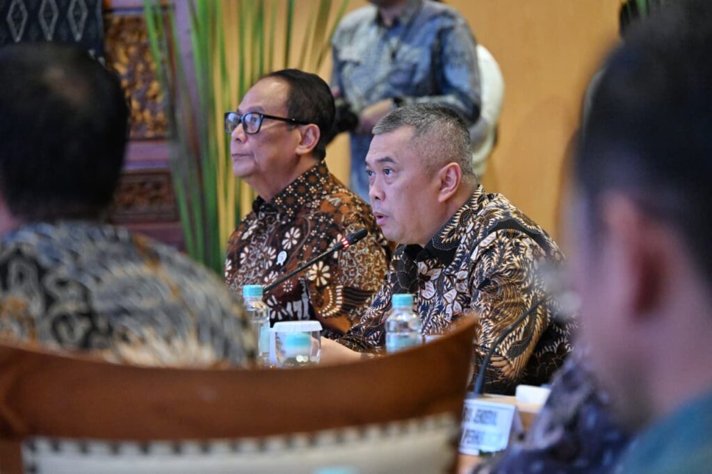 Menteri Perhubungan Dudy Purwagandhi dalam Rapat Koordinasi Persiapan Penyelenggaraan Angkutan Lebaran 2026 di Jakarta, Selasa (24/2/2026) malam. Kemenhub memprediksi Jawa Barat jadi asal terbesar mudik Lebaran 2026 dengan dominasi kendaraan pribadi. /BKIP Kemenhub-Ika