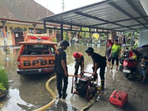 Para petugas gabungan melakukan pompanisasi pascabanjir yang terjadi di Provinsi Bali pada Selasa (24/2/2026). Banjir Bali berangsur surut, BNPB imbau waspada hujan susulan. /BPBD Provinsi Bali