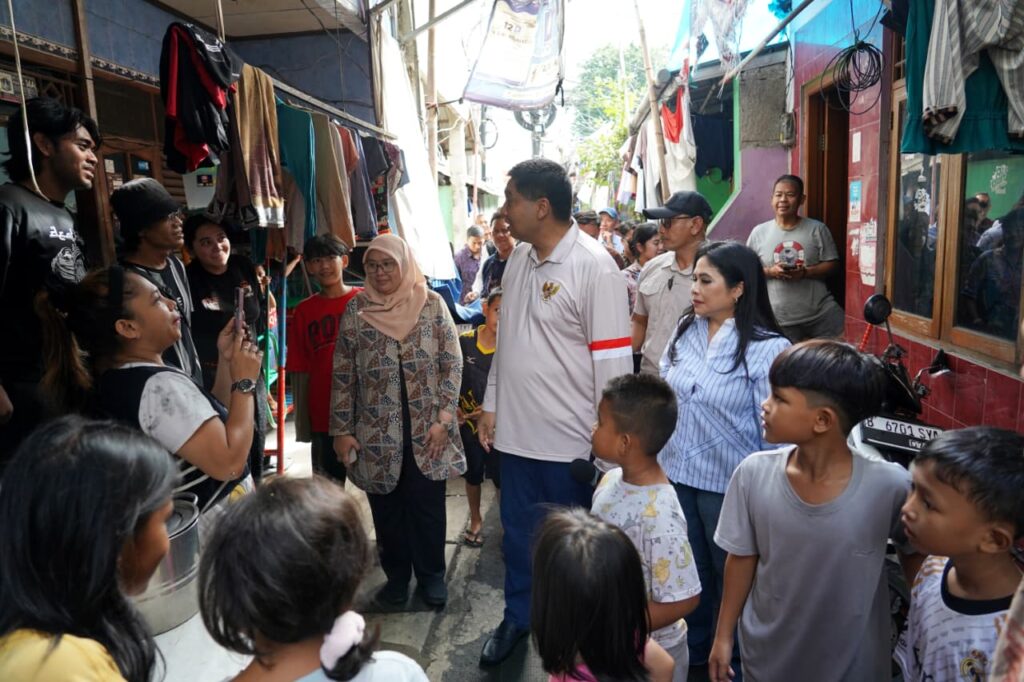 Menteri PKP Maruarar Sirait Perumahan dan Kawasan Permukiman (PKP) saat meninjau penataan kawasan padat Menteng Tenggulun, Jakarta Pusat, Jumat (27/2/2026). Kolaborasi lintas sektor diharapkan wujudkan lingkungan bersih, produktif, dan berkelanjutan. /PKP