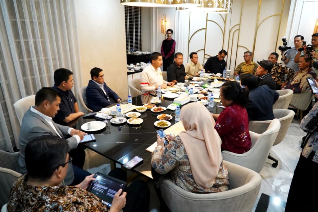 Rapat gentengisasi yang dihadiri Menteri PKP Maruarar Sirait, Direktur Utama Bank Rakyat Indonesia (BRI), jajaran Pemerintah Provinsi Jawa Barat, Pemerintah Kabupaten Majalengka, serta pelaku usaha sentra genteng Jatiwangi di Jakarta, Jumat (27/2/2026). Sinergi lintas sektor dorong UMKM genteng naik kelas dan perkuat pasokan nasional. /PKP