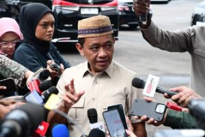 Menteri Energi dan Sumber Daya Mineral Bahlil Lahadalia setelah menghadiri rapat terbatas di Istana Merdeka, Kamis (05/03/2026). Satgas transisi energi dibentuk untuk percepat PLTS, kurangi impor energi, dan tekan subsidi listrik. /BPMI Setpres