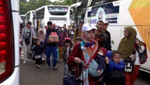 Masyarakat pulang kampung menggunakan program Mudik Bareng Pertamina 2026. Pertamina fasilitasi mudik gratis, dorong perjalanan aman, hemat BBM, dan kurangi kemacetan. /Pertamina