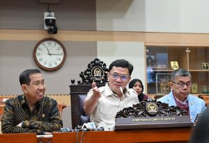 Ketua Komisi III DPR RI Habiburokhman dalam rapat khusus Komisi III DPR RI yang membahas perkembangan penanganan kasus penyiraman air keras terhadap aktivis Andrie Yunus di Kompleks Parlemen, Senayan, Jakarta, Senin (16/3/2026). /DPR-Ariefman&Andri