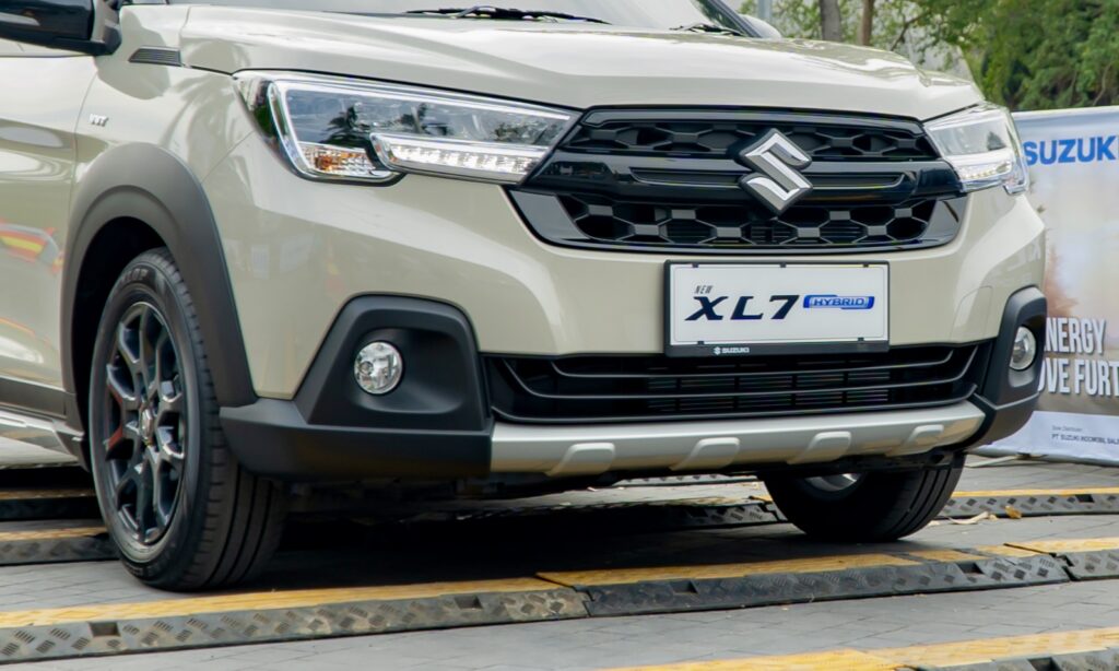 New XL7 Hybrid. Pemeriksaan kaki-kaki mobil pasca mudik penting menjaga kenyamanan, stabilitas, dan keselamatan berkendara optimal sehari-hari. /Suzuki