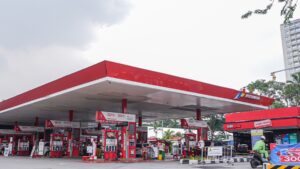 Warga sedang mengantre mengisi bahan bakar. Pemerintah pastikan pasokan BBM Indonesia aman meski konflik Timur Tengah meningkat. /Pertamina
