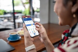 Ilustrasi warga menggunakan mobile banking. Penipuan digital makin canggih, perlu perlindungan berlapis serta literasi masyarakat untuk mencegah pencurian data. /BRI