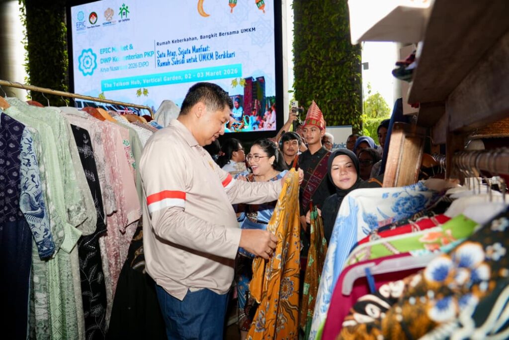 Menteri Perumahan dan Kawasan Permukiman (PKP) Maruarar Sirait bersama Shinta Maruarar Sirait melihat-lihat produk UMKM pada Kriya Nusantara Expo 2026. Kriya Nusantara Expo 2026 menjadi sarana promosi UMKM sekaligus percepatan akses rumah subsidi bagi pelaku usaha kecil. /PKP