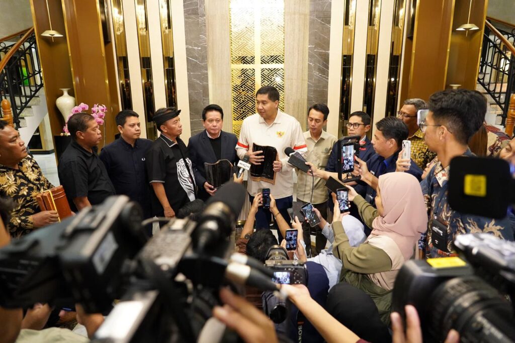 Direktur Utama BRI Hery Gunardi bersama Menteri Perumahan dan Kawasan Permukiman Maruarar Sirait di BRILiaN Club, Jakarta, Jumat (27/2/2026). BRI memperkuat dukungan program Gentengisasi melalui KUR Perumahan guna meningkatkan kualitas hunian sekaligus mendorong UMKM bahan bangunan. /BRI