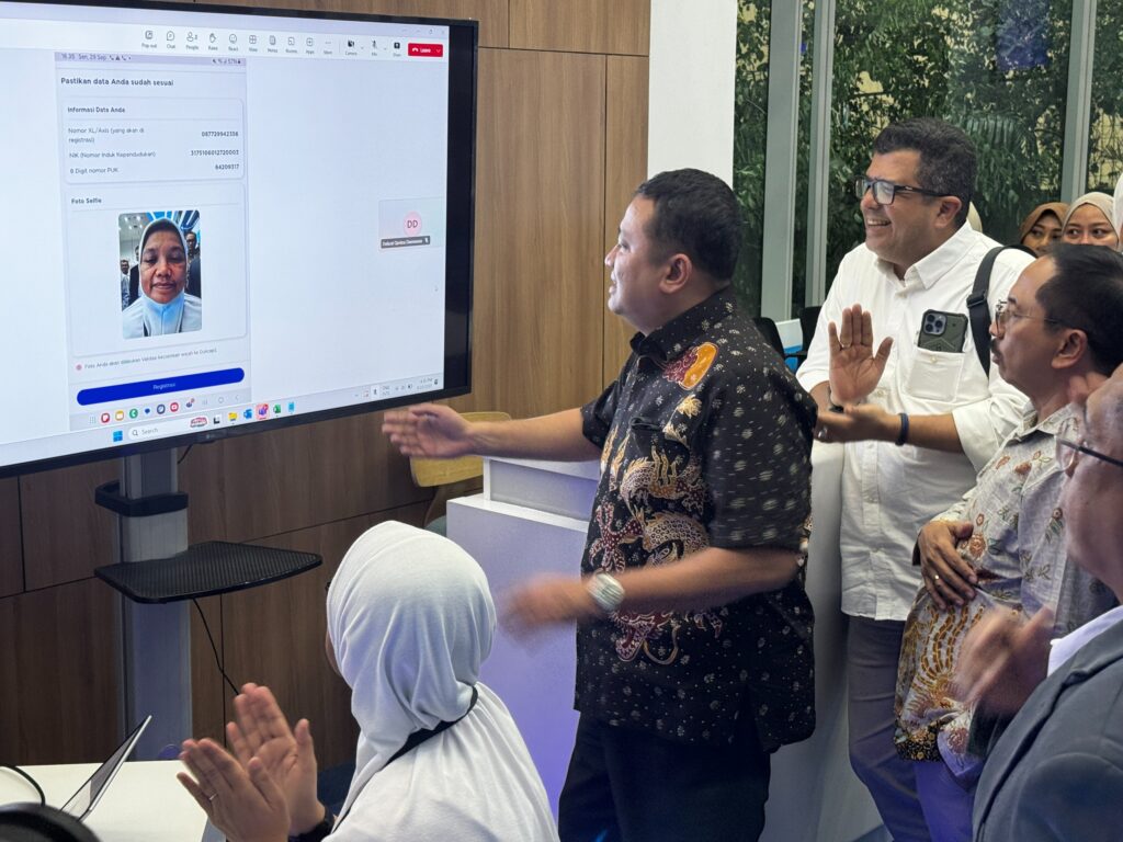 Ketua Tim Monitoring & Evaluasi Penyelenggara Jaringan dan Jasa serta Perlindungan Pengguna Kementrian Komunikasi dan Digital Republik Indonesia, Sumini (duduk), Direktur Jenderal Ekosistem Digital Kementrian Komunikasi dan Digital Republik Indonesia, Edwin Hidayat Abdullah (tengah), Direktur & Chief Regulatory Officer XLSMART, Merza Fachys (kiri belakang) dan Direktur Eksekutif ATSI, Marwan O.Baasir (kanan belakang) kembali melakukan acara pengetesan implementasi registrasi kartu SIM XLSMART (XL, AXIS dan SMARTFREN) dengan menggunakan teknologi biometrik pengenalan wajah di XL Center XLSMART Tower, Jakarta. /XLSmart