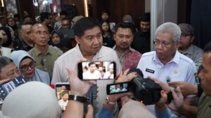 Menteri Perumahan dan Kawasan Permukiman (PKP) Maruarar Sirait di Kantor Gubernur Kalbar, Pontianak, Rabu (4/3/2026). PKP menaikkan kuota BSPS menjadi 13.800 unit dan rumah subsidi menjadi 22.000 unit di Kalimantan Barat pada 2026 untuk memperluas akses hunian sekaligus menggerakkan ekonomi daerah. /PKP