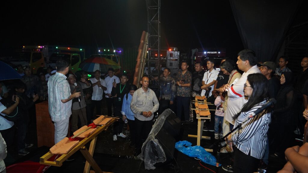 Menteri Perumahan dan Kawasan Permukiman (PKP) Maruarar Sirait secara langsung melepas pengiriman 14 truk yang membawa sekitar 75.000 genteng dari sentra produksi Jatiwangi pada Rabu malam (11/3/2026). Program gentengisasi pemerintah dorong UMKM Jatiwangi bangkit melalui penyerapan produk pembangunan perumahan. /PKP