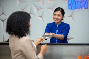 Petugas BRI sedang melayani nasabah. BRI optimalkan cabang, BRImo, ATM dan BRILink layani transaksi nasabah selama Lebaran. /BRI