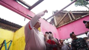 Menteri Perumahan dan Kawasan Permukiman (PKP) Maruarar Sirait saat meninjau pelaksanaan program perbaikan rumah rakyat di Kabupaten Majalengka. Pemerintah percepat program BSPS guna perbaiki rumah tidak layak huni masyarakat. /PKP