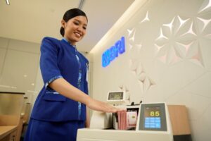 Petugas sedang menghitung uang. BRI siapkan kas Rp25 triliun dan layanan digital dukung transaksi Ramadan Lebaran. /BRI