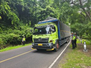 Petugas memeriksa truk logistik. Menhub soroti pelanggaran pembatasan truk karena picu kepadatan transportasi selama arus mudik Lebaran. /Kemenhub