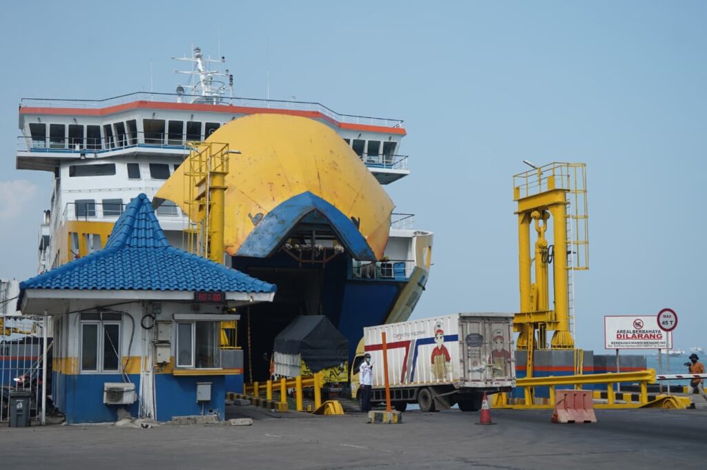 Kendaraan menaiki Kapal Fery untuk menyeberang dari Jawa ke Sumatra. ASDP perkuat layanan penyeberangan menghadapi lonjakan arus mudik Jawa menuju Sumatera jelang Lebaran. /ASDP