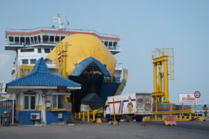 Kendaraan menaiki Kapal Fery untuk menyeberang dari Jawa ke Sumatra. ASDP perkuat layanan penyeberangan menghadapi lonjakan arus mudik Jawa menuju Sumatera jelang Lebaran. /ASDP