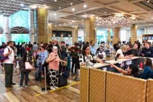 Penumpang sedang check in di bandara. Kemenhub sesuaikan operasional transportasi Bali demi hormati Nyepi dan kelancaran mobilitas masyarakat. /Kemenhub