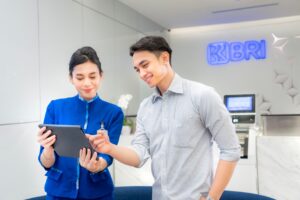 Petugas BRI sedang melayani nasabah. BRI mengingatkan nasabah waspada file APK mencurigakan demi keamanan transaksi digital. /BRI