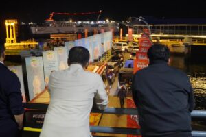 Wakil Menteri Perhubungan dan Dirjen Perhubungan Darat memantau kepadatan kendaraan di Pelabuhan Gilimanuk, Bali. Kemenhub tambah kapal dan perkuat koordinasi untuk mengurai kepadatan Pelabuhan Gilimanuk. /Kemenhub