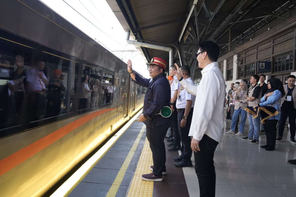 Kawendra Lukistian saat melepas pemudik dari Stasiun Pasar Senen menuju Jember dan Lumajang, Jawa Timur, menggunakan KA Blambangan Express pada Senin (16/3/2026). Program Mudik Gratis Mas Kawe berangkatkan dua kereta pemudik dari Jakarta. /Dok. pribadi