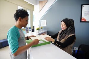 Petugas BPN sedang melayani masyarakat mengurus sertifikat tanah. ATR BPN tekankan pemahaman jenis sertifikat tanah guna jamin kepastian hukum masyarakat. /BPN