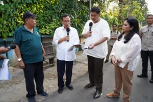 Menteri Perumahan dan Kawasan Permukiman Maruarar Sirait saat memantau kawasan Menteng Tenggulun, Jakarta. Penataan Menteng Tenggulun berbasis kolaborasi tanpa APBN dorong perbaikan lingkungan, hunian, dan ekonomi masyarakat. /PKP