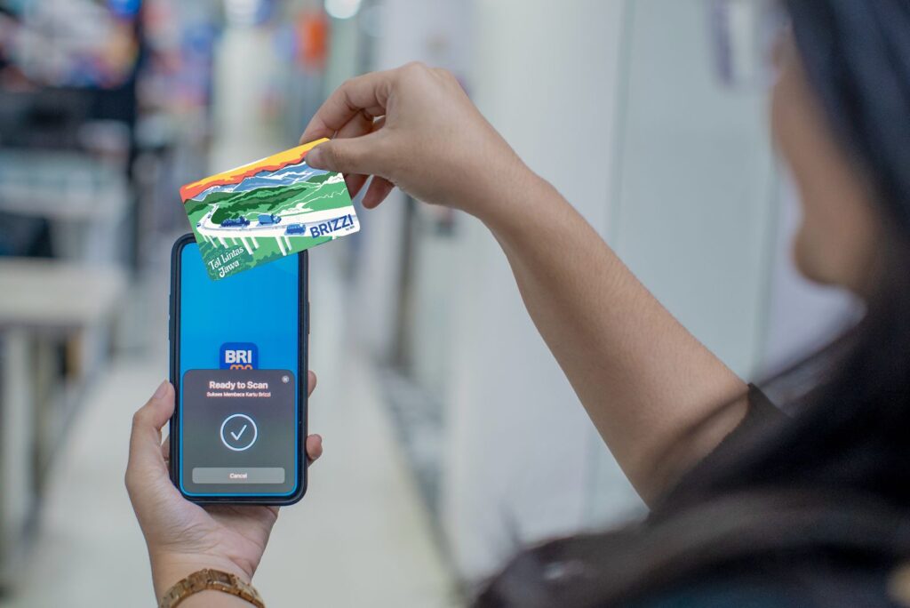 Warga sedang mengisi uang elektronik. BRI imbau pemudik pastikan saldo BRIZZI cukup demi kelancaran transaksi tol. /BRI