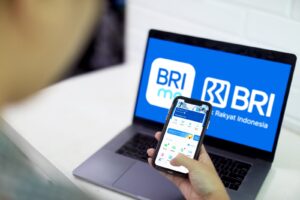 Nasabah menggunakan aplikasi BRI. BRI memastikan layanan perbankan tetap optimal melalui digitalisasi, jaringan luas, dan penguatan keamanan transaksi nasional. /BRI