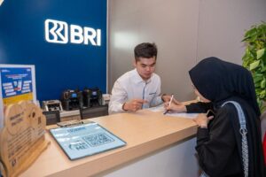 Petugas BRI sedang melayani nasabah. BRI perkuat remitansi PMI guna dukung ekonomi keluarga dan dorong aktivitas ekonomi daerah berkelanjutan. /BRI