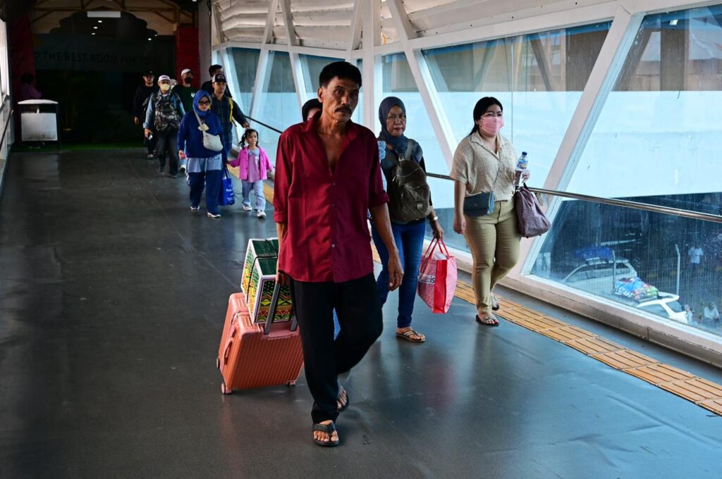 Pemudik menggunakan angkutan umum untuk merayakan Lebaran di kampung halaman. Jumlah pemudik meningkat signifikan, pemerintah perkuat koordinasi demi kelancaran, keselamatan, dan kenyamanan perjalanan nasional. /Kemenhub