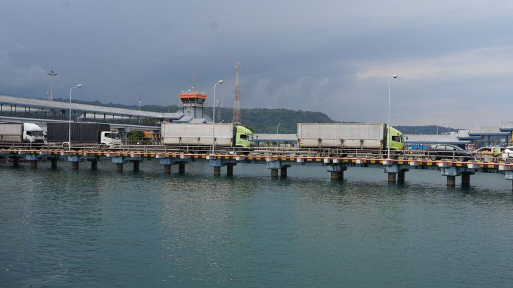 Angkutan barang memasuki Kapal Ferry saat arus mudik Lebaran 2026. Pembatasan angkutan barang efektif kurangi kemacetan, pelanggar dikenai sanksi demi keselamatan dan kelancaran mudik. /Kemenhub