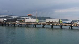 Angkutan barang memasuki Kapal Ferry saat arus mudik Lebaran 2026. Pembatasan angkutan barang efektif kurangi kemacetan, pelanggar dikenai sanksi demi keselamatan dan kelancaran mudik. /Kemenhub