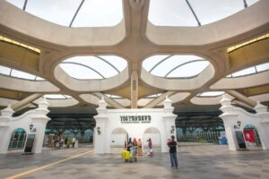 Pemudik berfoto di bandara. Arus mudik bandara lancar, penumpang dan penerbangan meningkat, didukung kolaborasi dan optimalisasi slot penerbangan. /InJourney