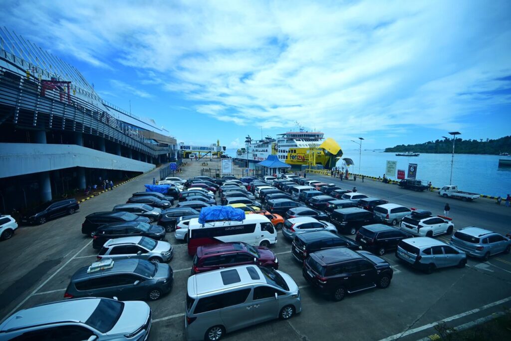 Pemudik mengantre di Pelabuhan Merak, Banten. Pemerintah siapkan strategi arus balik lebih adaptif, prioritaskan keselamatan, kelancaran, dan antisipasi kepadatan kendaraan. /Chris&Daniel-BKIP Kemenhub