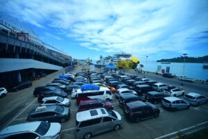 Pemudik mengantre di Pelabuhan Merak, Banten. Pemerintah siapkan strategi arus balik lebih adaptif, prioritaskan keselamatan, kelancaran, dan antisipasi kepadatan kendaraan. /Chris&Daniel-BKIP Kemenhub